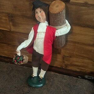 Byer's Choice 2000 Williamsburg Carolers Man w Yule log and Holly Basket